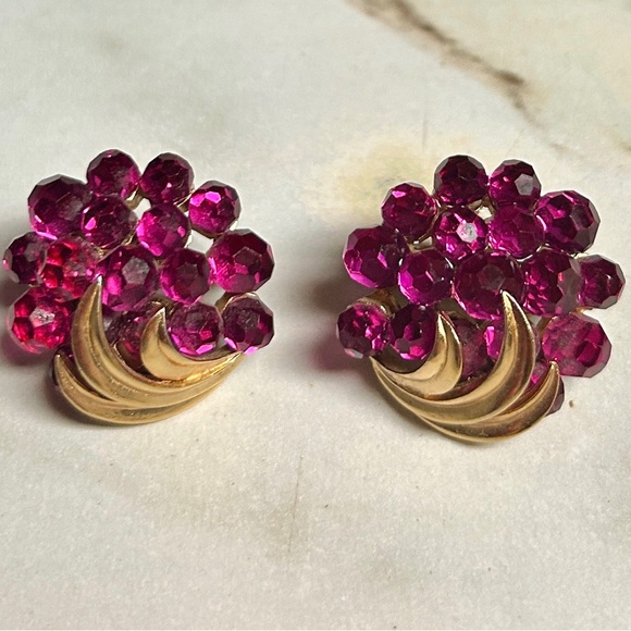 Trifari • Briolette Fuschia •Gold Tone • Purple • Rhinestone Flower • Earrings - Picture 3 of 14